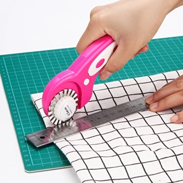45mm Rollschneider-Set, AGPtek Pink Rollschneider mit 7 Ersatzklingen, Rundmesser & Sicherheitsverschluss für präzises Schneiden, Ideal für Abstepp-, Stoff-, Leder-, Näharbeiten & mehr - EINWEG - 6